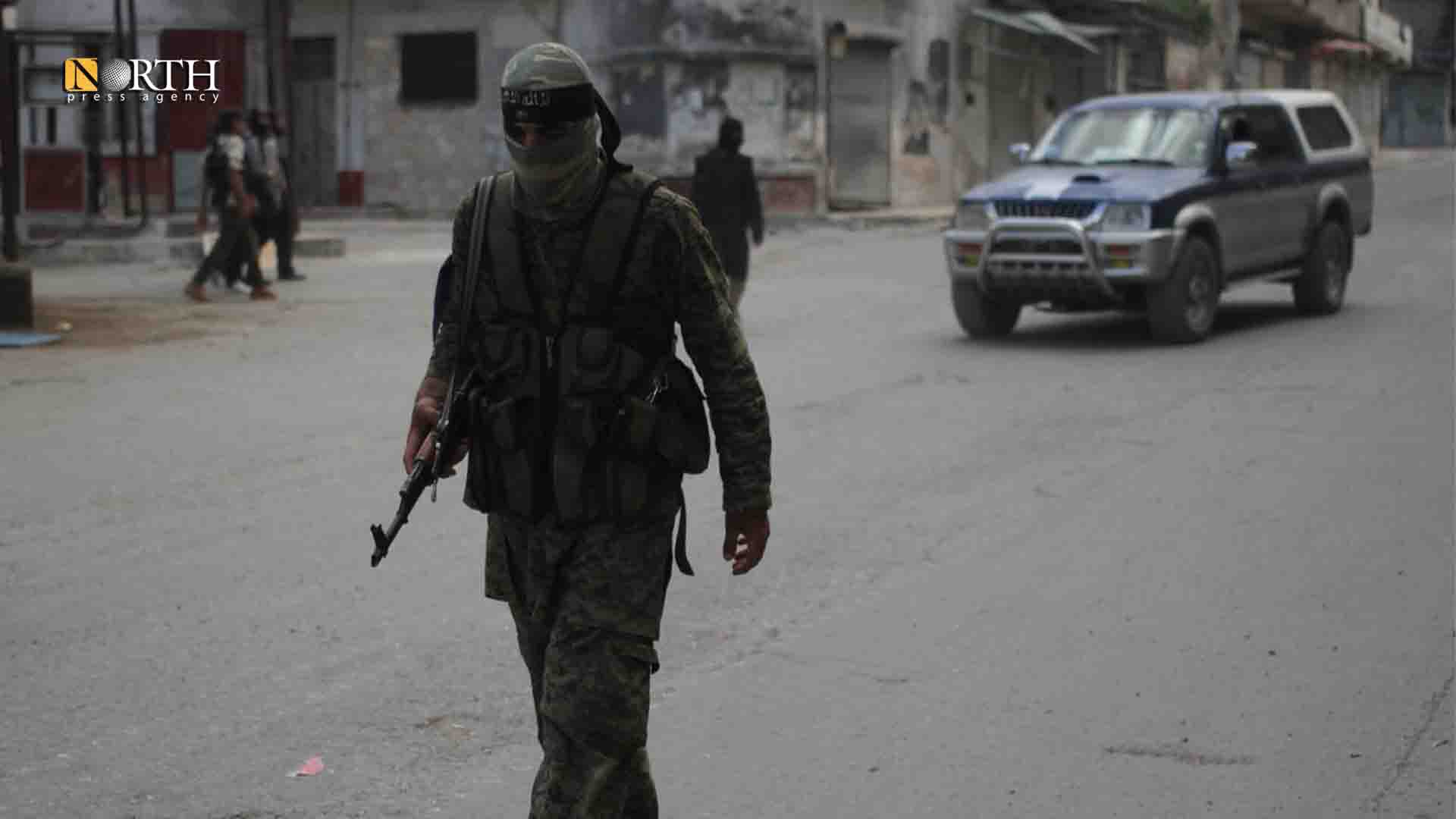 أحد مقاتلي هيئة تحرير الشام بإدلب - نورث برس