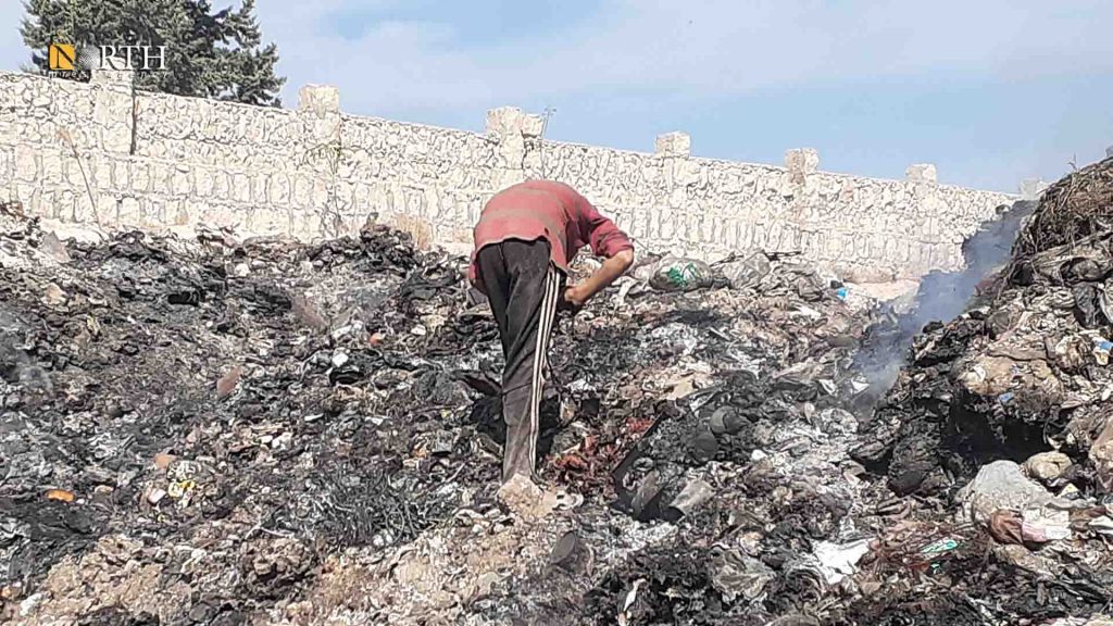 إدلب- طفل ينبش في مكب نفايات في ضواحي مدينة إدلب- نورث برس