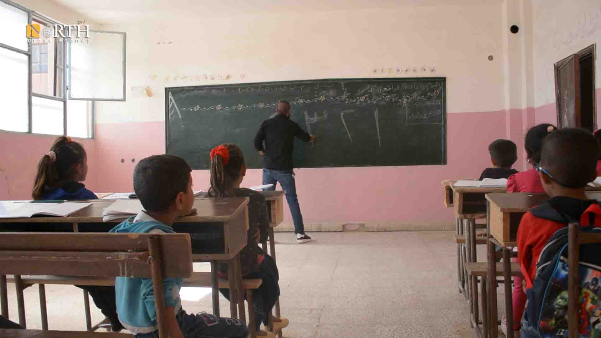 الحسكة - تلاميذ في صفوفهم يتلقون التعليم في إحدى مدارس الشدادي - نورث برس