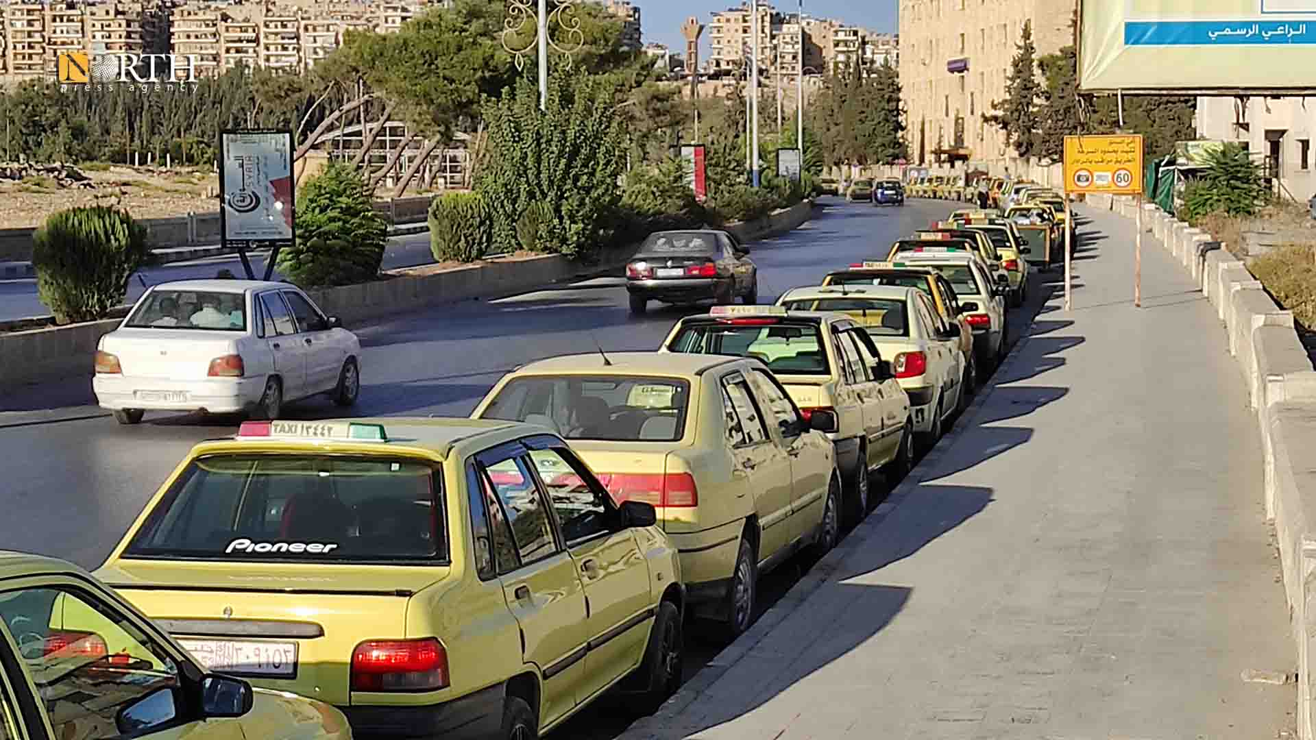 حلب سيارات أجرة تنتظر في طابور على محطة للوقود شمالي المدينة - نورث برس