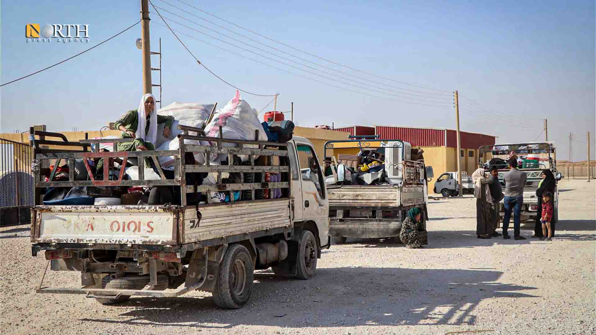 سيارات تقلُّ نازحين وصلوا مؤخراً إلى مخيم سري كانيه في حي الطلائع بمدينة حسكة - نورث برس