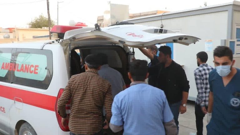 سيارة إسعاف تنقل مصابي القصف على عين عيسى - متداول