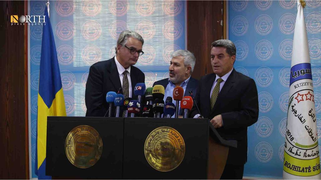 قامشلي- المؤتمر الصحفي بين الوفد السويدي والرئيس المشارك لدائرة العلاقات الخارجية في الإدارة الذاتية- نورث برس
