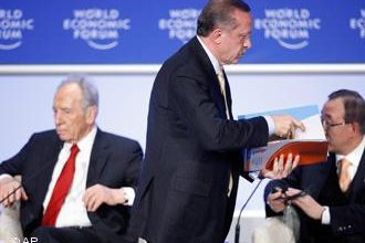 أردوغان يغادر مؤتمر دافوس غاضباً 2009 بعد مشادة كلامية مع الرئيس الإسرائيلي شمعون بيريز- DW