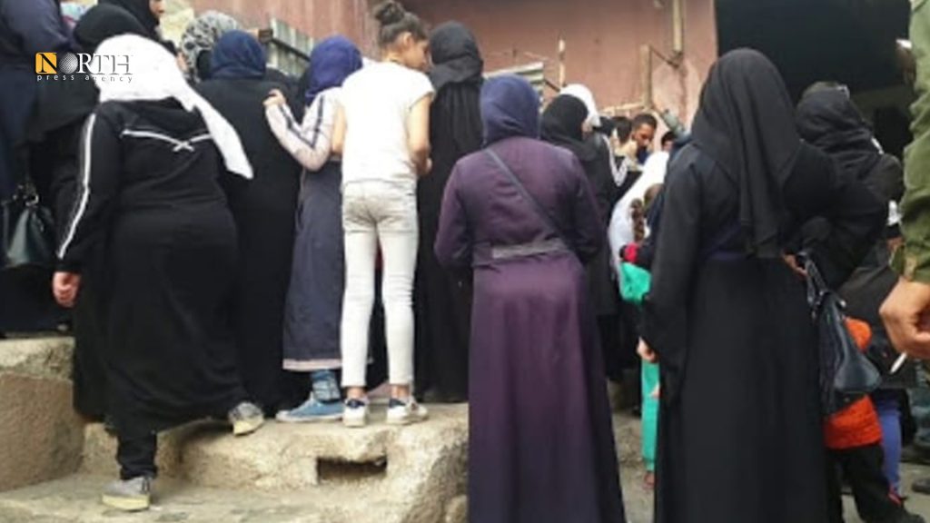الازدحام أمام المخبز الآلي في حارة الجسر بمدينة حماة