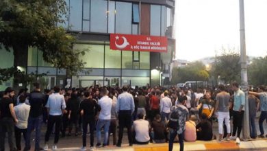 تجمّع لسوريين أمام دائرة الهجرة في منطقة "السلطان بيلي" في إسطنبول – أرشيف