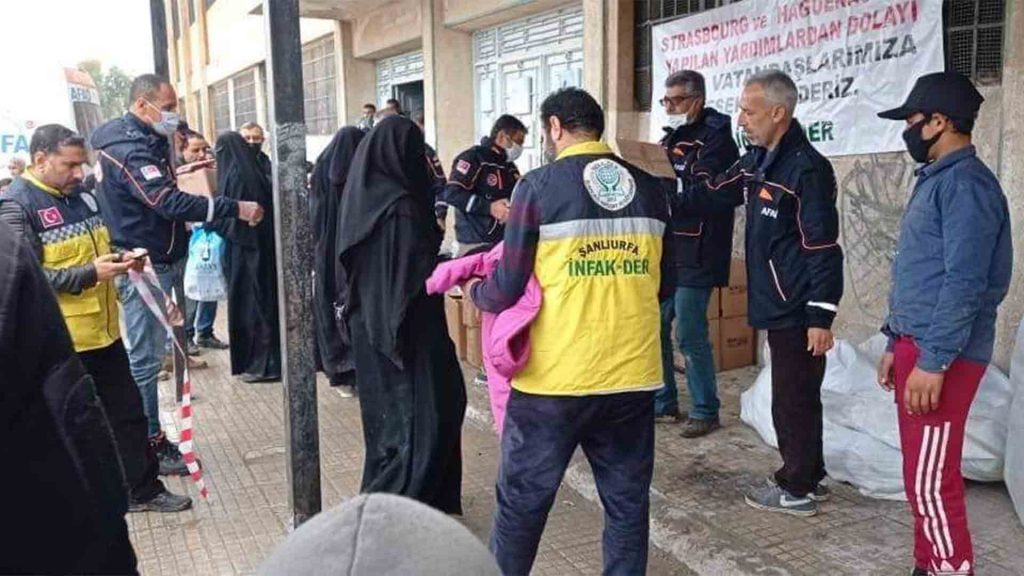 توزيع مساعدات على "لاجئين عراقيين" في سري كانيه - متداول