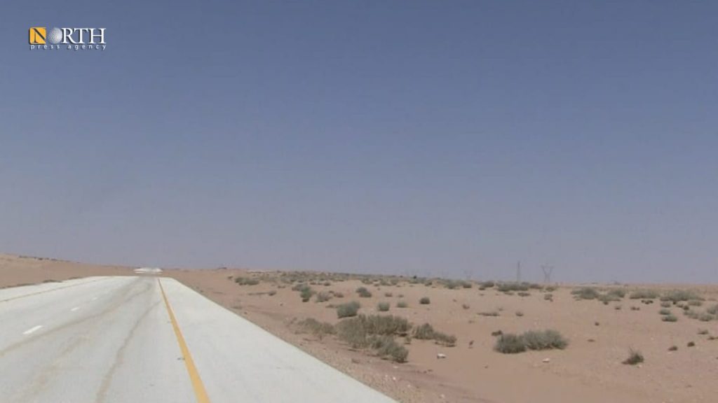 الطريق الواصل بين مدينتي تدمر ودير الزور قرب بلدة السخنة شرقي حمص – نورث برس