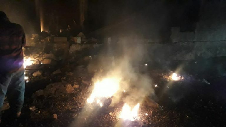 أثار الدمار الذي خلفه انفجار سيارة مفخخة في مدينة الباب- متداول
