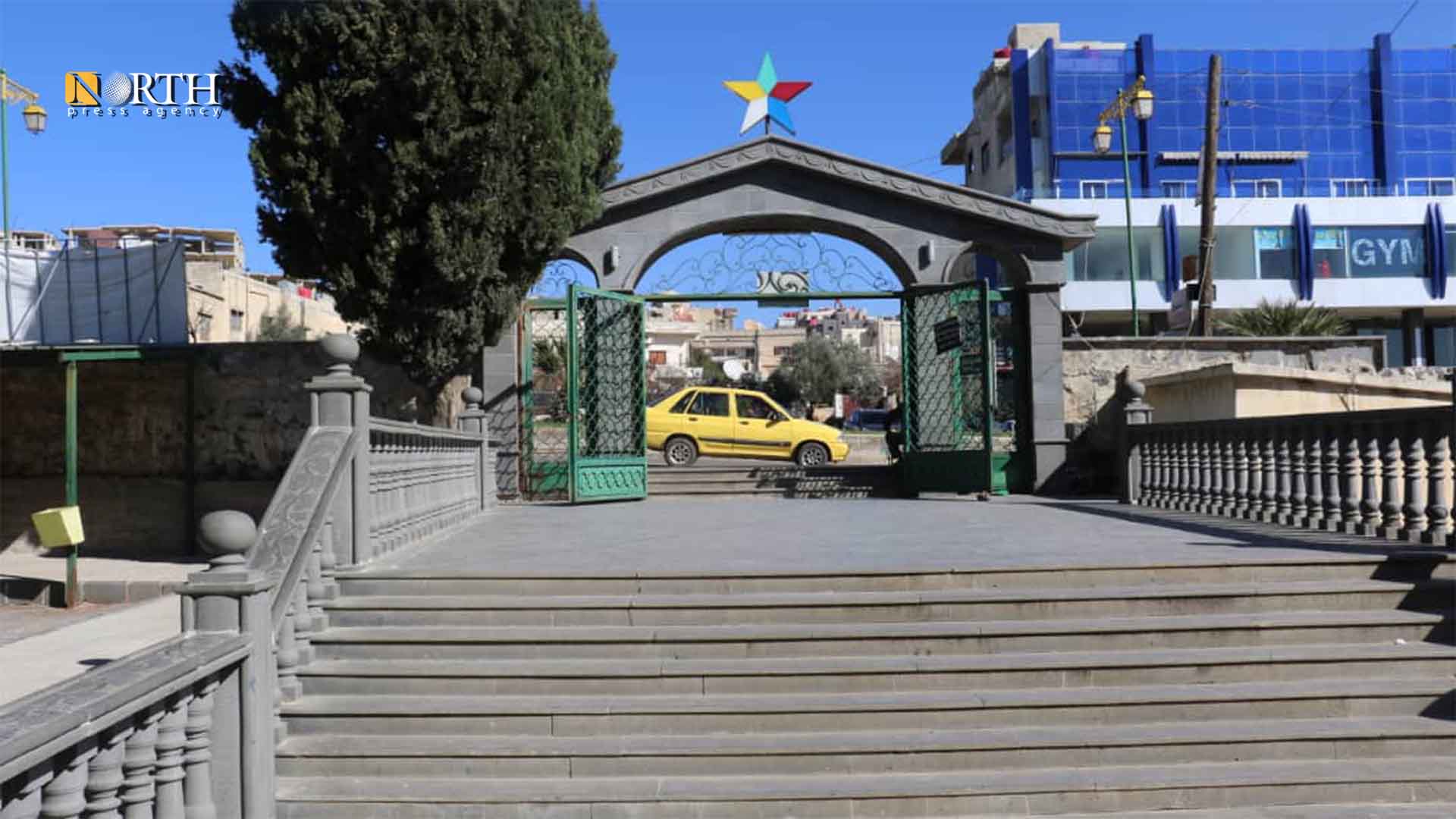 المدخل الرئيسي لمقر شيخ عقل الدروز يوسف جربوع في مدينة السويداء – نورث برس
