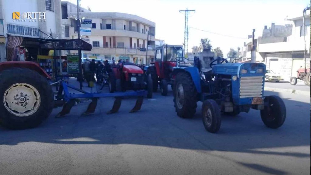جرارات مزارعين تغلق طريقاً إلى بلدة القريا جنوبي السويداء - نورث برس