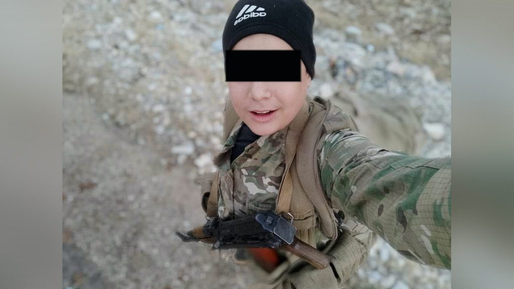 مقاتل يبلغ من العمر 13 عاماً ضمن فصيل فيلق الشام في سرمدا، سوريا