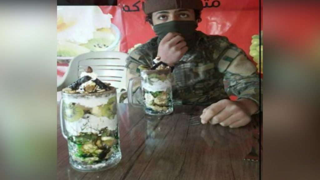 مقاتل يبلغ من العمر 14 عاماً ضمن هيئة تحرير الشام (جبهة النصرة سابقاً) في ادلب، سوريا.