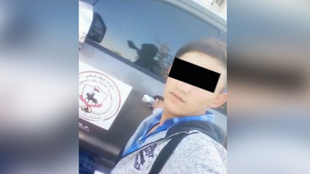 مقاتل يبلغ من العمر 15 عاماً ضمن فرقة الحمزة في طرابلس، ليبيا.