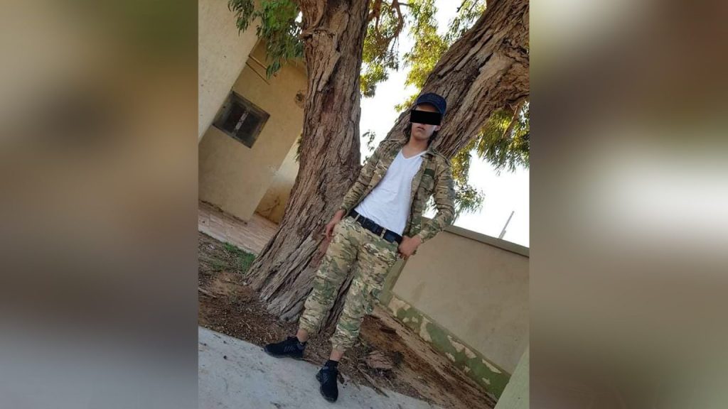 مقاتل يبلغ من العمر 16 عاماً ضمن فرقة الحمزة في طرابلس، ليبيا.