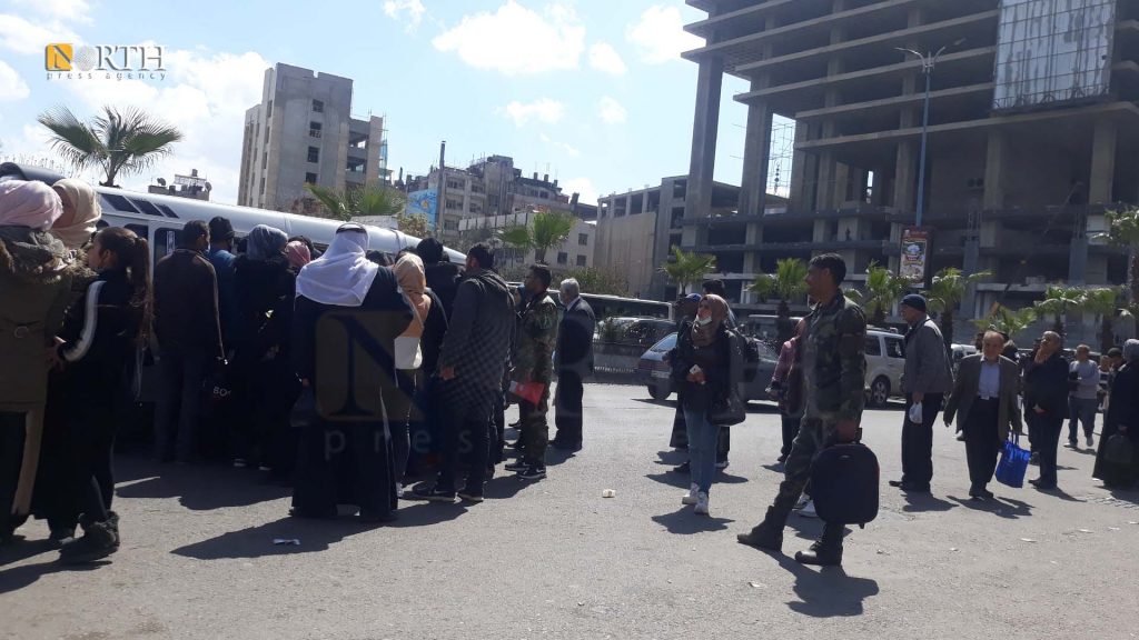 ازدحام سكان على موقف أحد السرافيس في دمشق- نورث برس