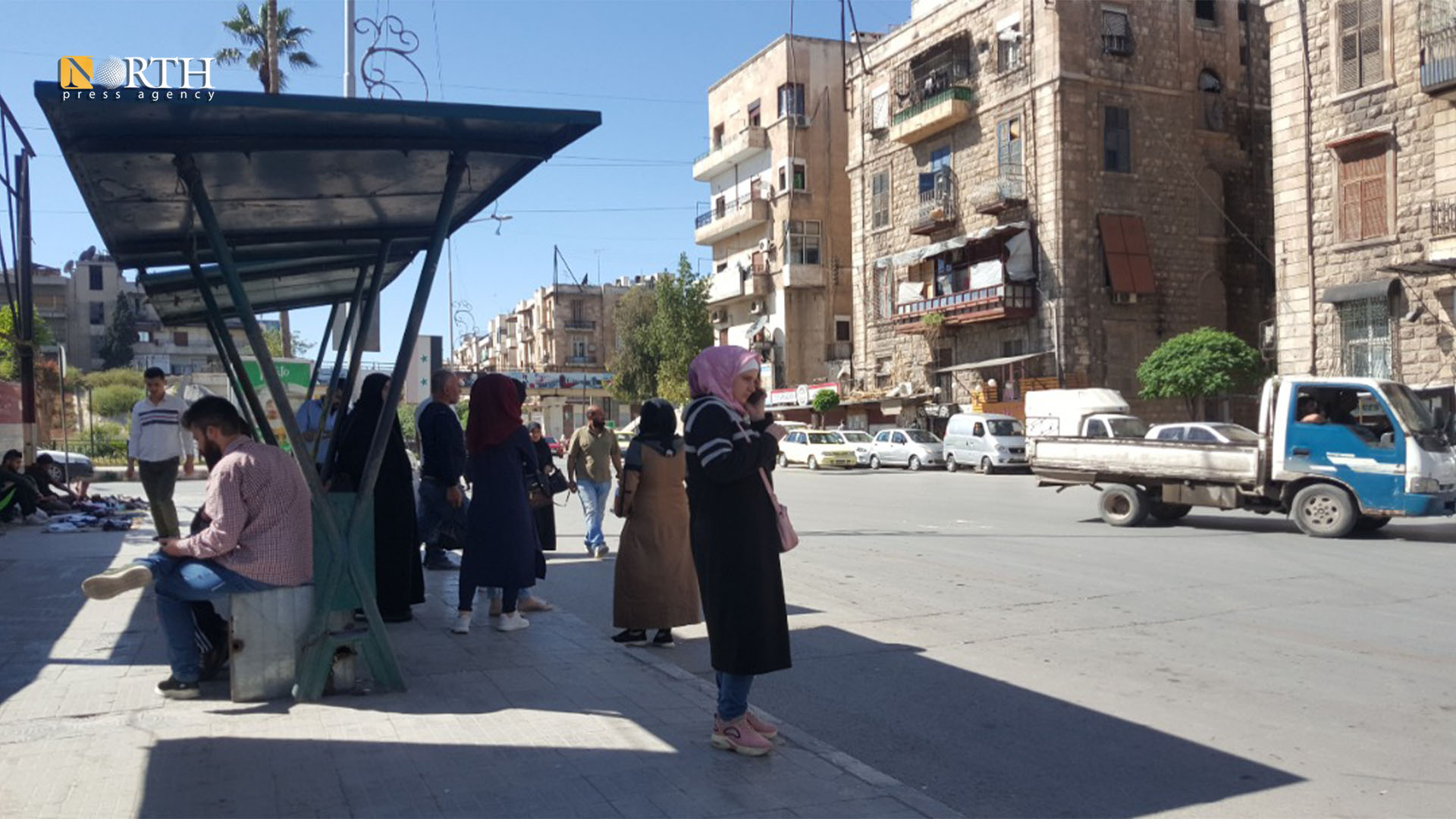 سكان في حلب بانتظار وسيلة نقل – نورث برس