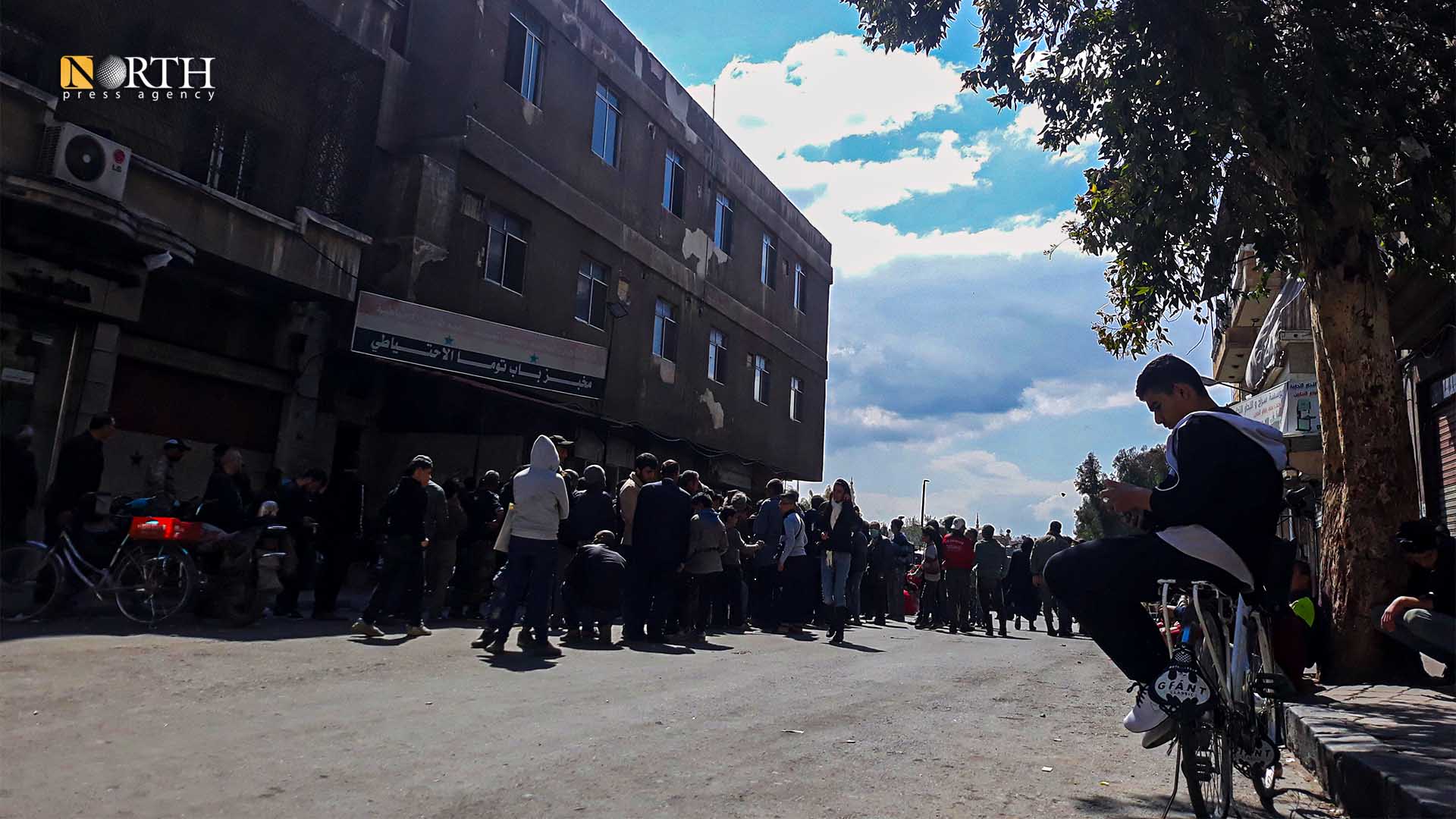 سكان يتزاحمون في طوابير أمام مخبز بحي باب توما في العاصمة دمشق - نورث برس