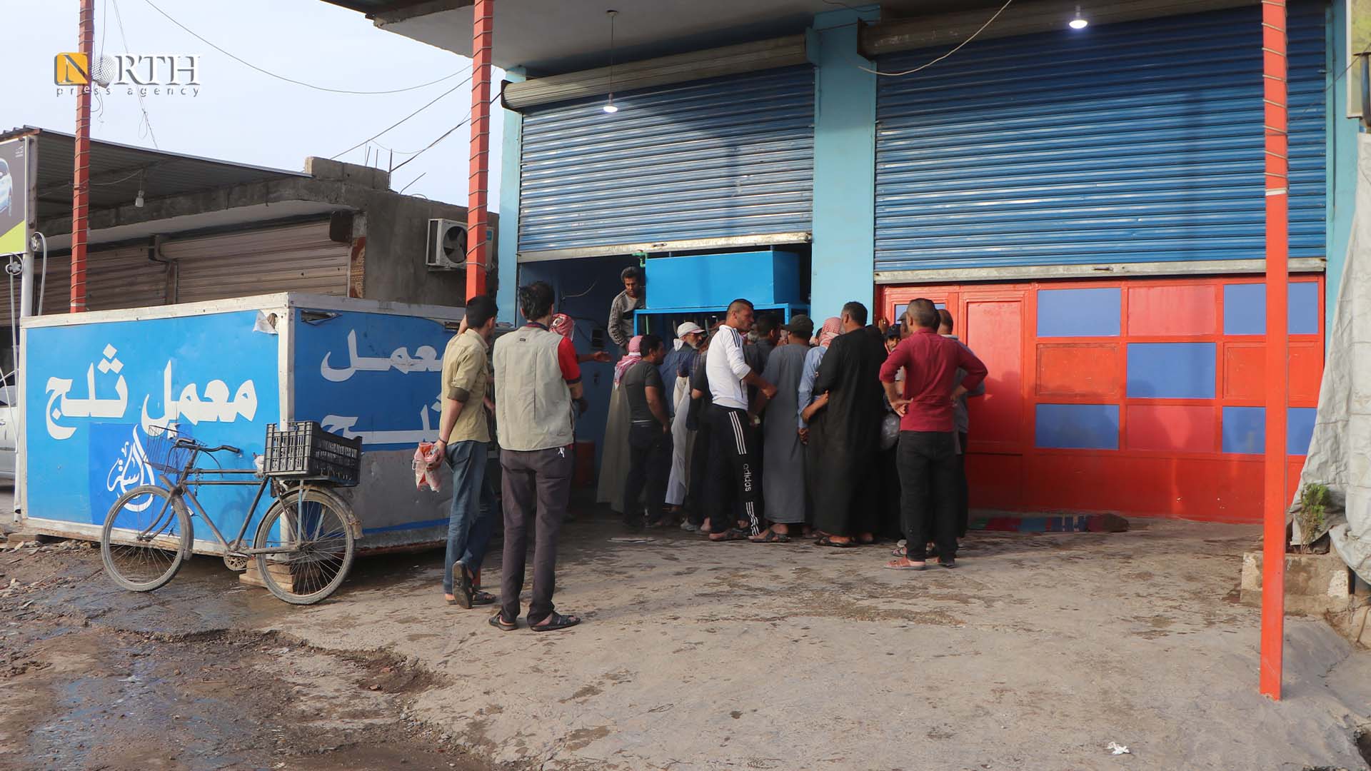 ازدحام سكان على باب معمل لقوالب الثلج في الحسكة – نورث برس