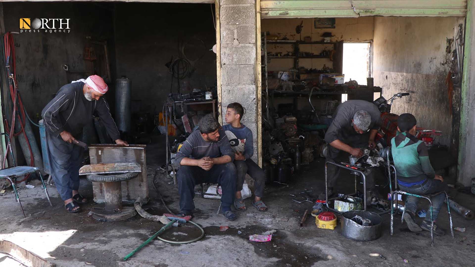 حرفيون في المنطقة الصناعية في بلدة تل تمر شمالي الحسكة – نورث برس