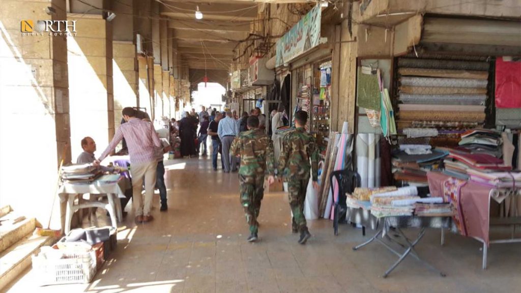 عسكريان في الجيش السوري يتجولان في أسواق الجميلية – نورث برس