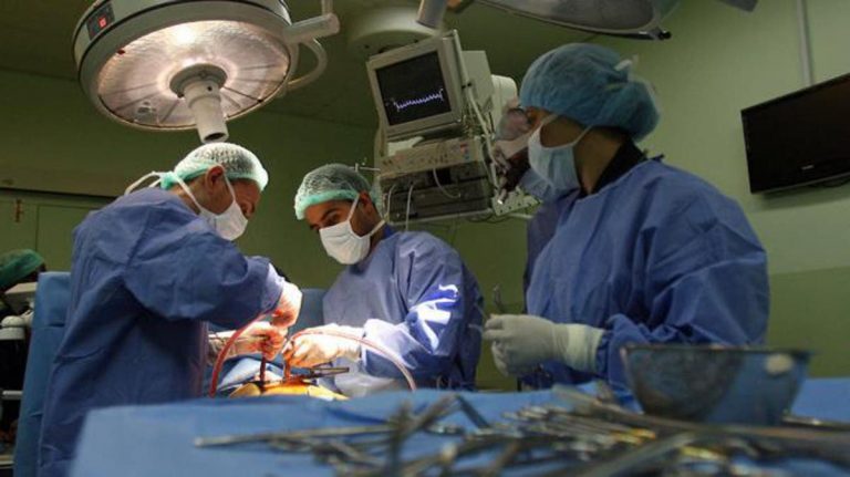 عملية تجمأطباء يجرون عملية جراحية - أنترنتيل ـ أنترنت