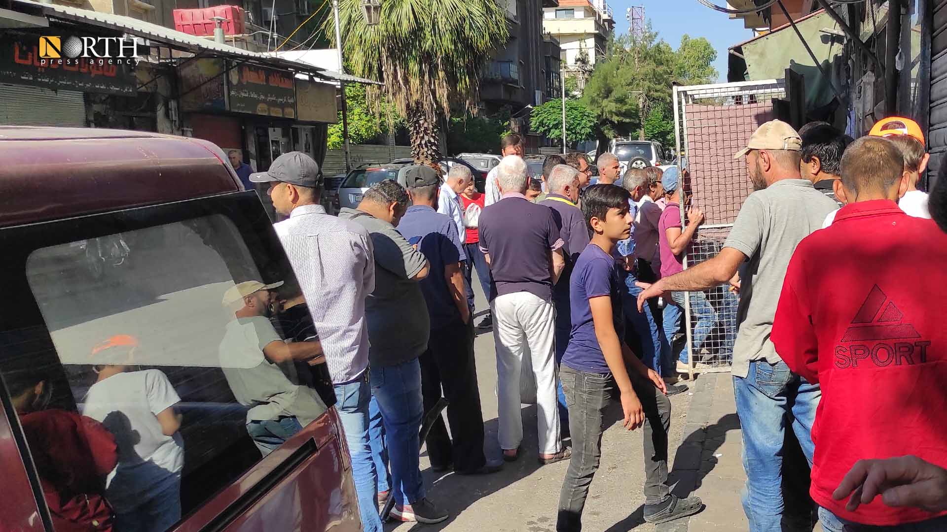 تجمع سكان أمام فرن في منطقة المهاجرين بدمشق – نورث برس