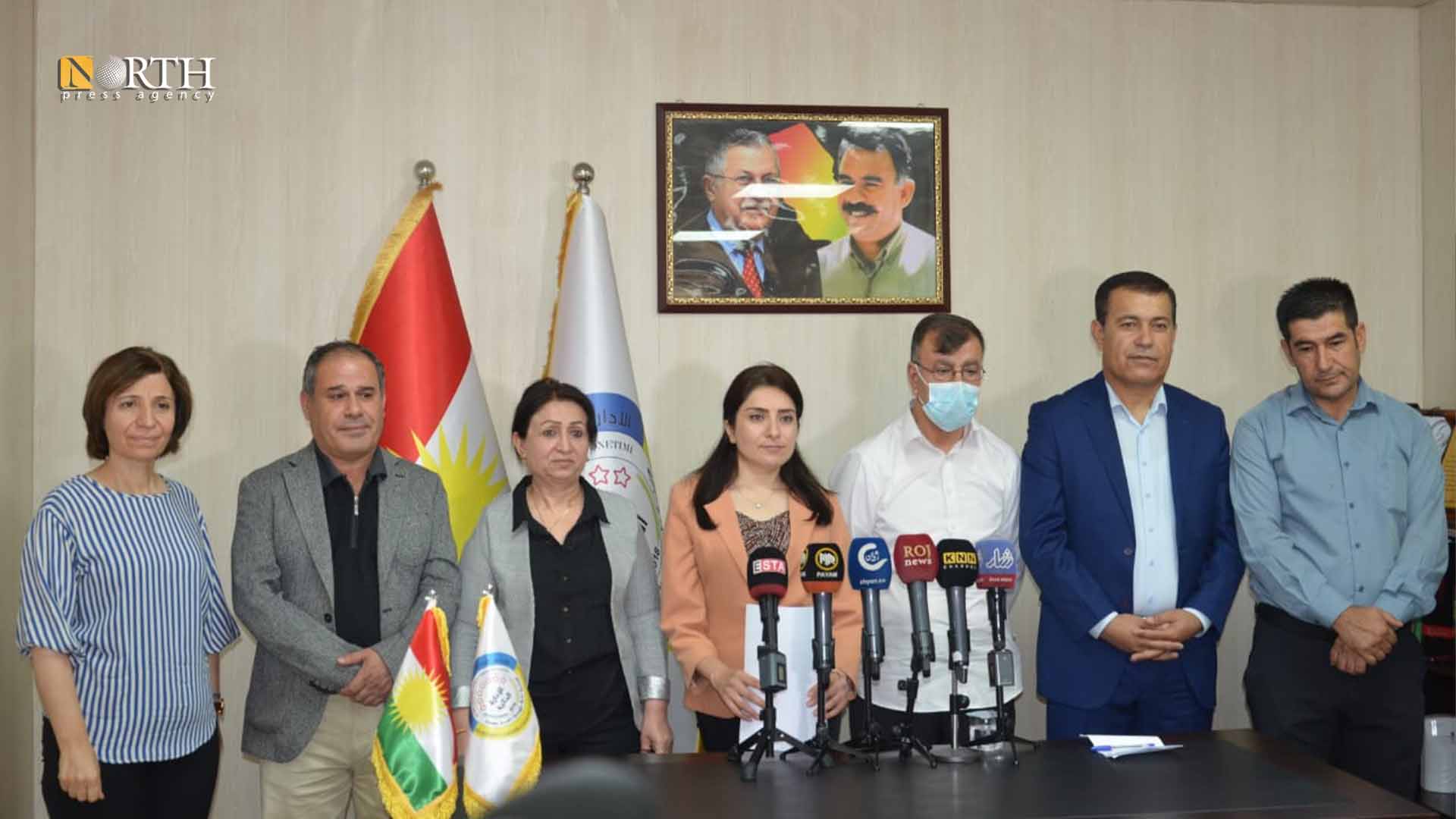 ممثلو الإدارة الذاتية وحزب الاتحاد الديمقراطي خلال مؤتمر صحفي في مقر الإدارة الذاتية بالسليمانية ـ نورث برس