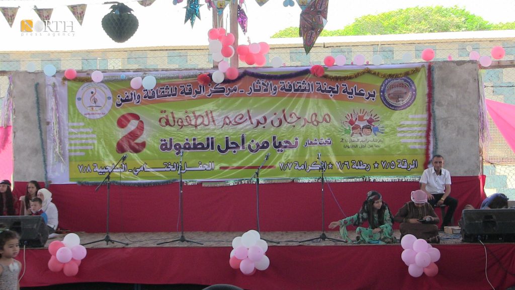 أطفال مشاركون في مهرجان أطفال في الرقة- نورث برس