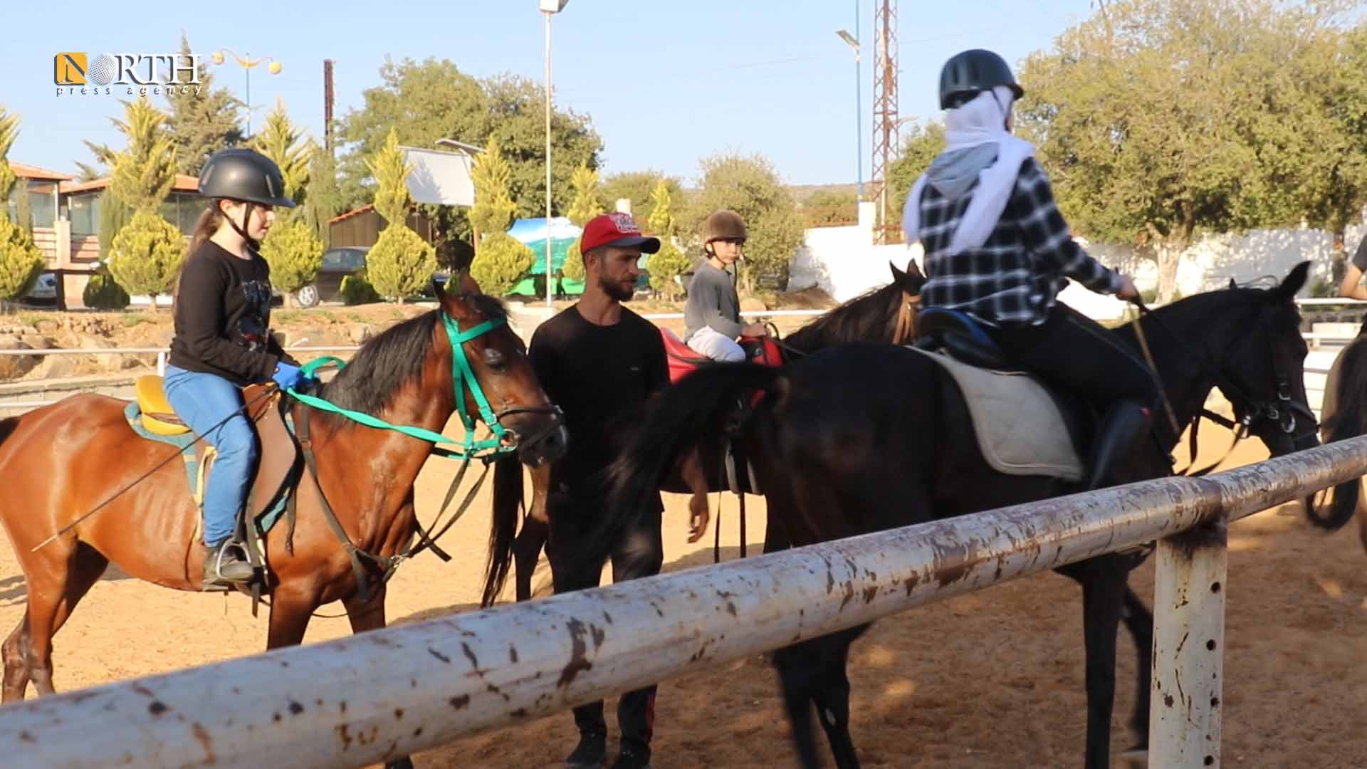 أطفال يتدربون على ركوب الخيل في ناد في السويداء- نورث برس