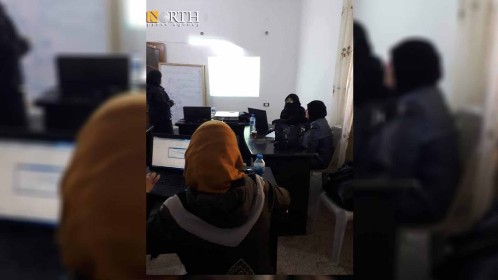 إحدى الجلسات التدريبية في مجال التسويق الإلكتروني في إدلب- نورث برس