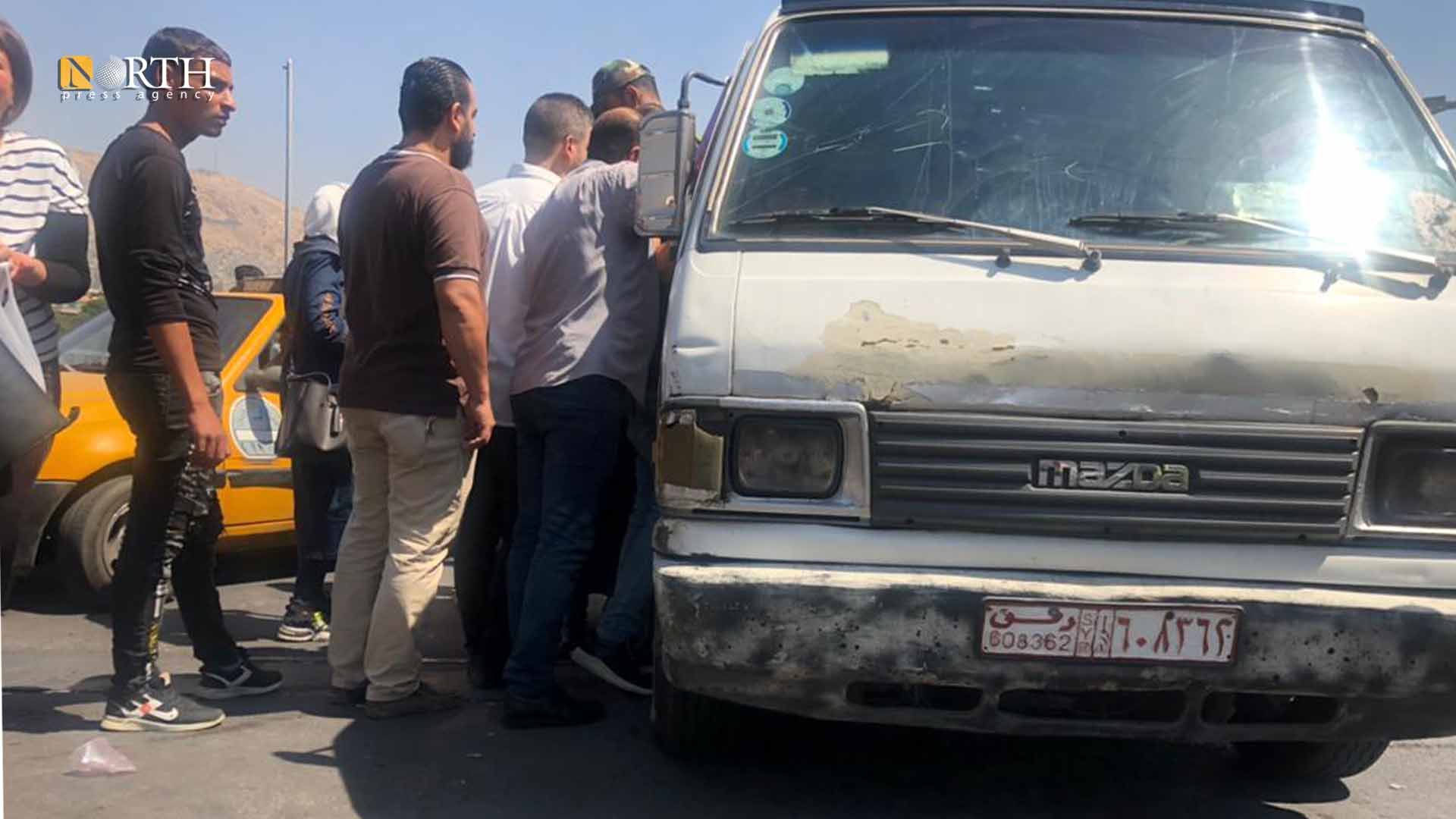 سكان في دمشق يتدافعون لركوب وسيلة النقل على جسر الرئيس وسط دمشق- نورث برس