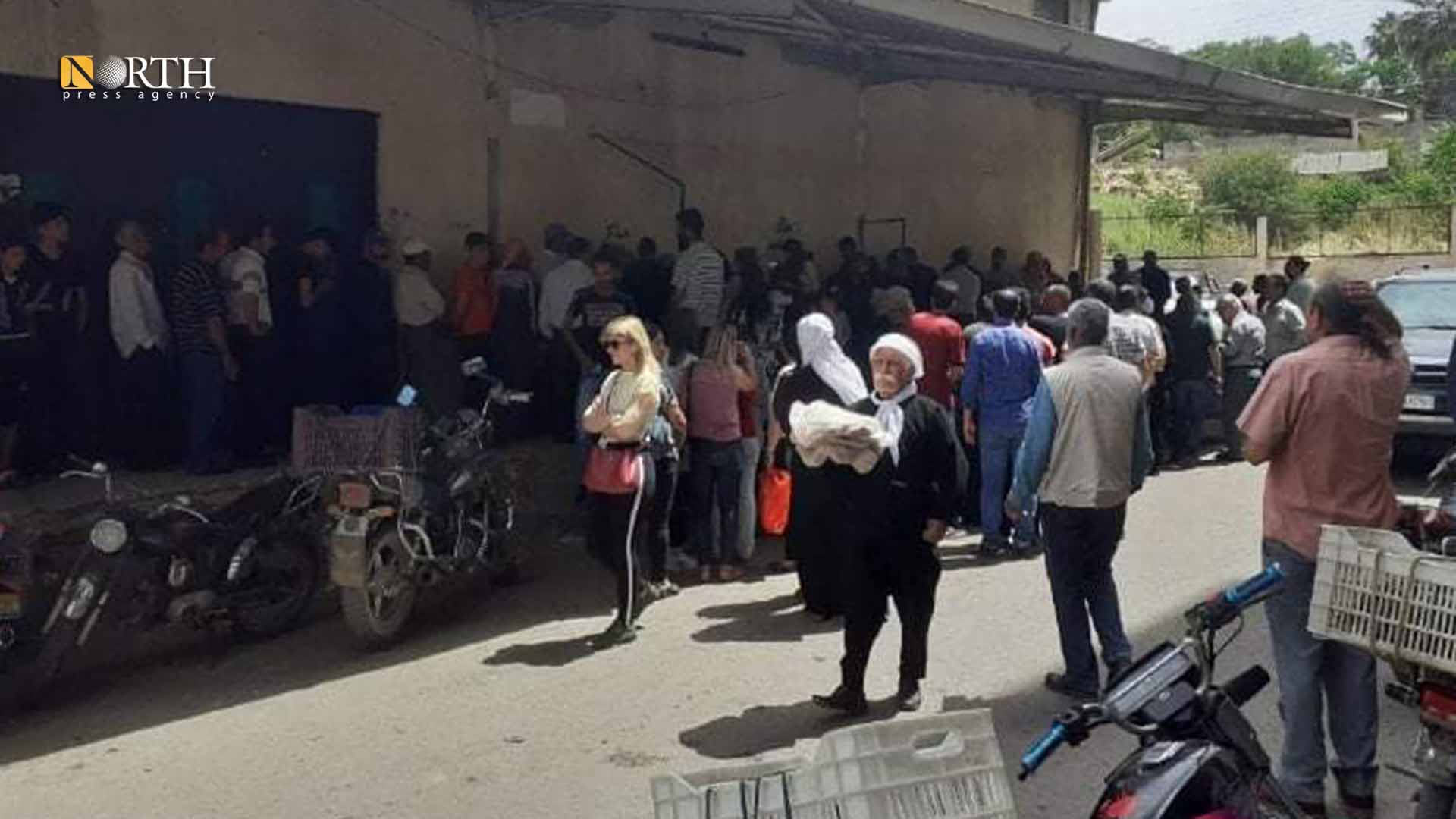 ازدحام سكان في الفرن الحكومي الأول في مدينة السويداء- نورث برس