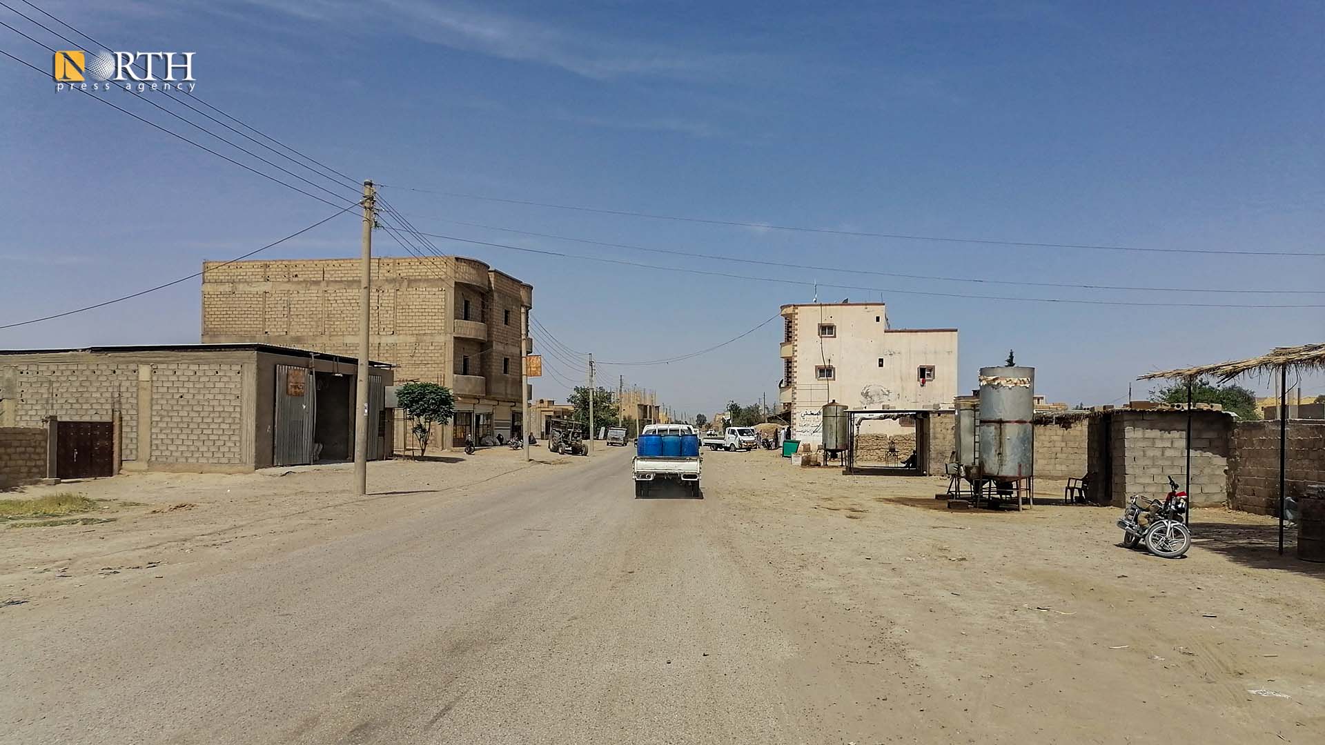 صغار ‫أطفال صغار ضحايا انفجار لغم بريف دير الزور‬‎