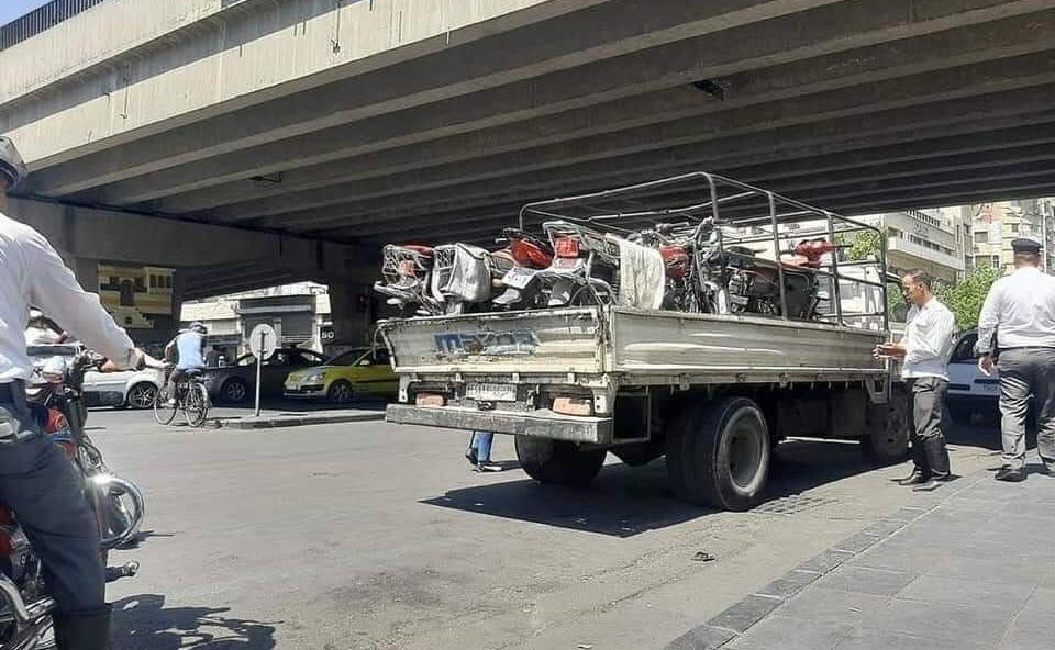 دورية تقوم بمصادرة الدراجات النارية تحت جسر الثورة بدمشق