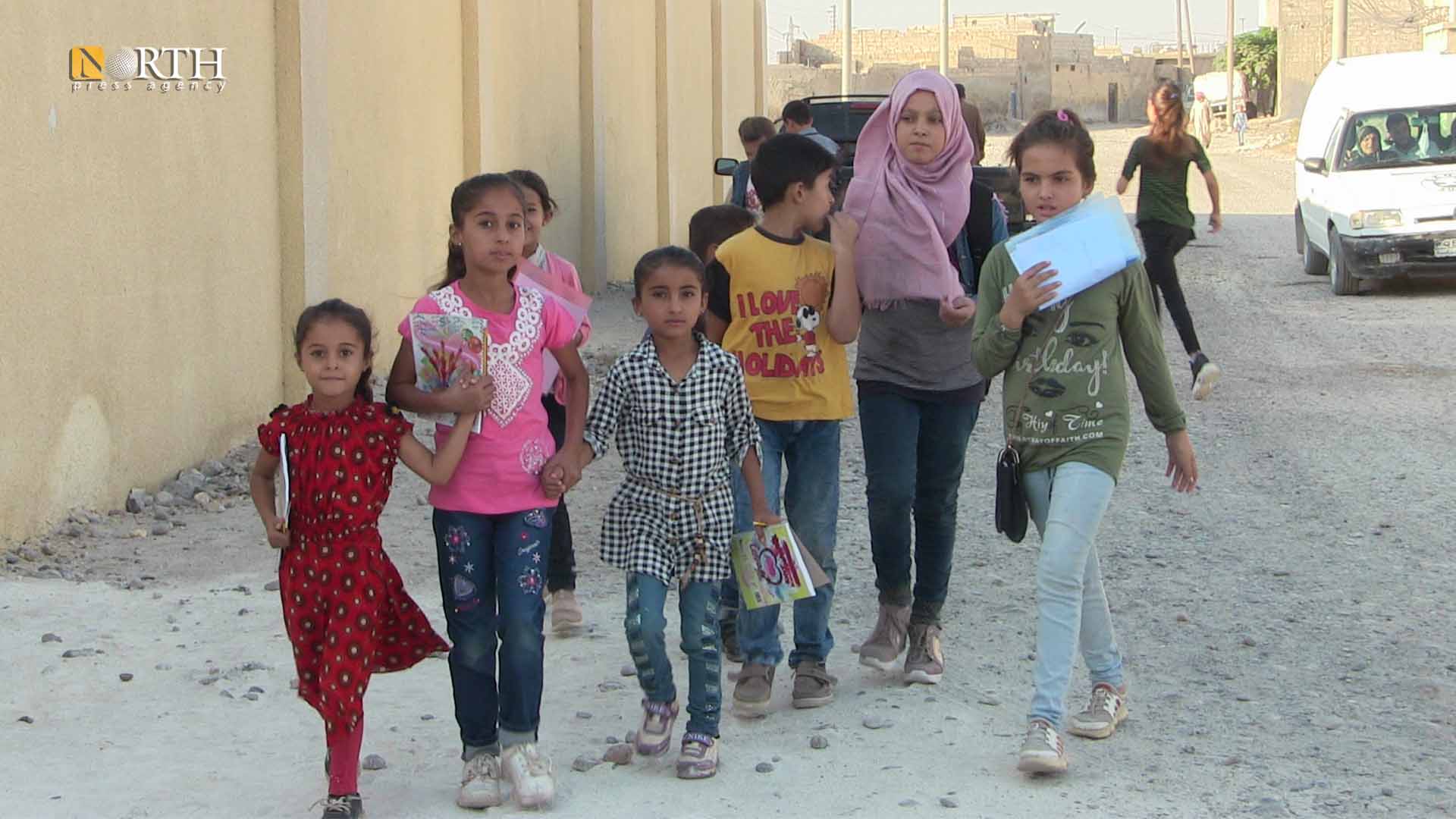توافد طلاب مدرسة أبي فراس الحمداني في الرقة في اليوم الأول للعام الدراسي