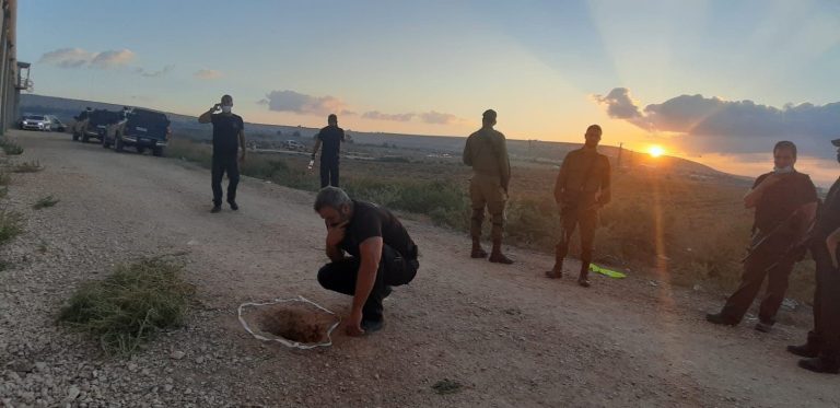 حفرة خرج منها المعتقلون الفلسطينيون من سجن جلبوع شمال إسرائيل