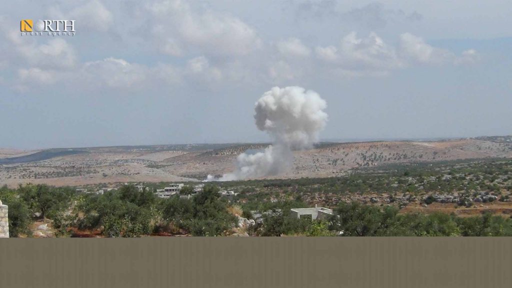 غارة جوية روسية سابقة على أطراف بلدة البارة جنوب إدلب- أرشيف/ نورث برس