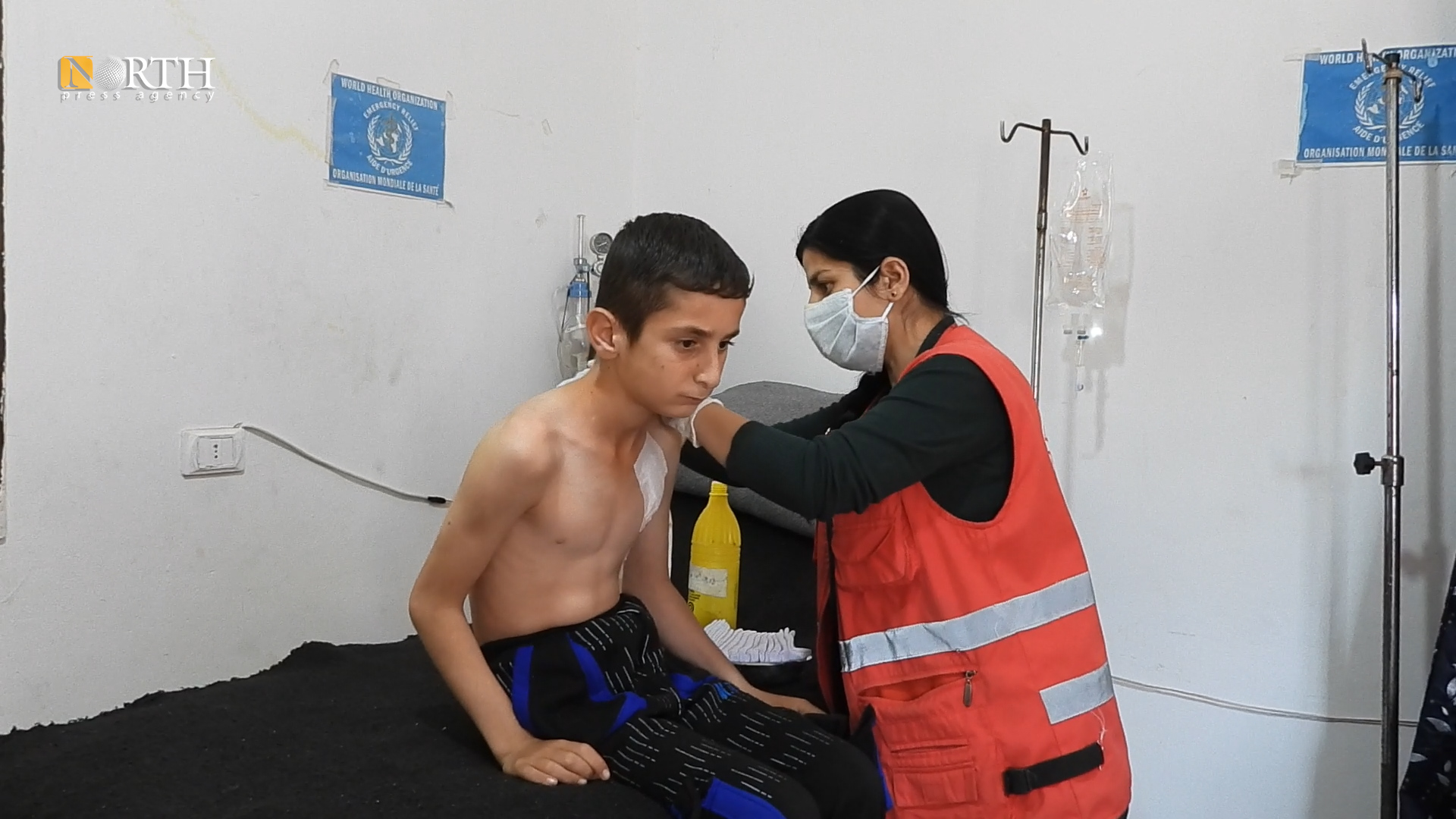 طفل مصاب في انفجار لغم برفقة والده في مشفى بريف حلب الشمالي- نورث برس