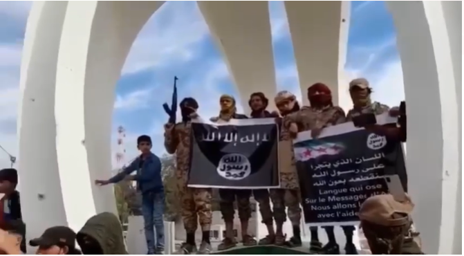 عناصر من فصائل موالية لتركيا يرفعون علم تنظيم "داعش" في رأس العين- أرشيف