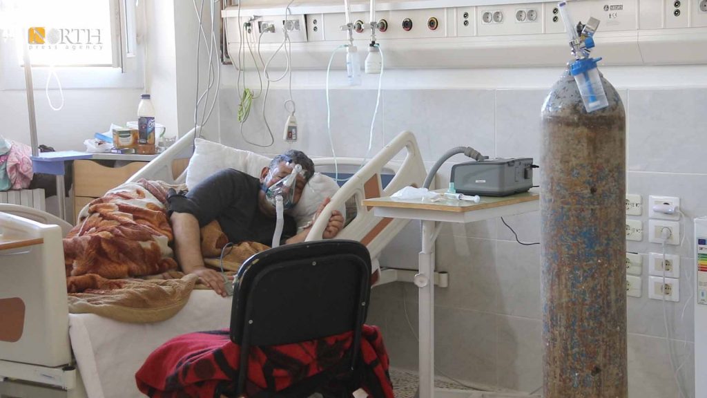مريض كورونا في غرفة العناية المركزة في مشفى الشعب بمدينة ديرك- نورث برس