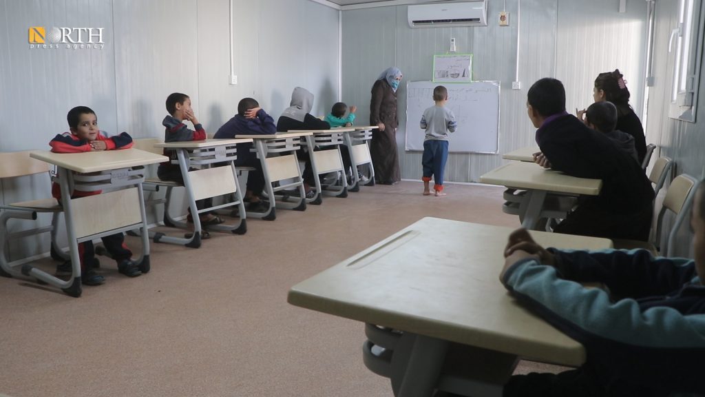 أطفال لقتلى ومعتقلي "داعش" مع معلمة في مركز تأهيل في الحسكة- نورث برس