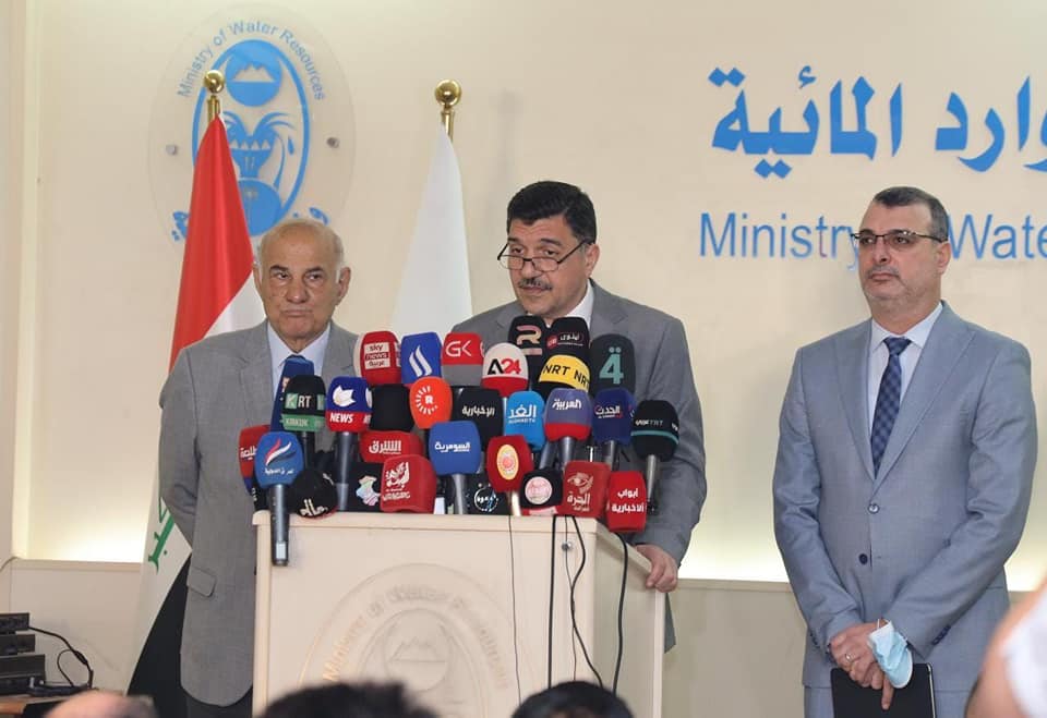 وزير الموارد المائية العراقي خلال مؤتمر صحفي في بغداد- حساب الوزارة في موقع فيسبوك