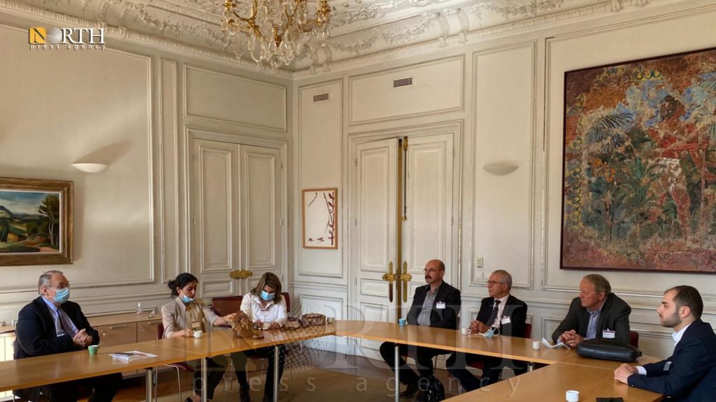 وفد للإدارة الذاتية يضم ليلى مصطفى مع رئيس لجنة العلاقات الخارجية في البرلمان الفرنسي حزيران الماضي- أرشيف نورث برس