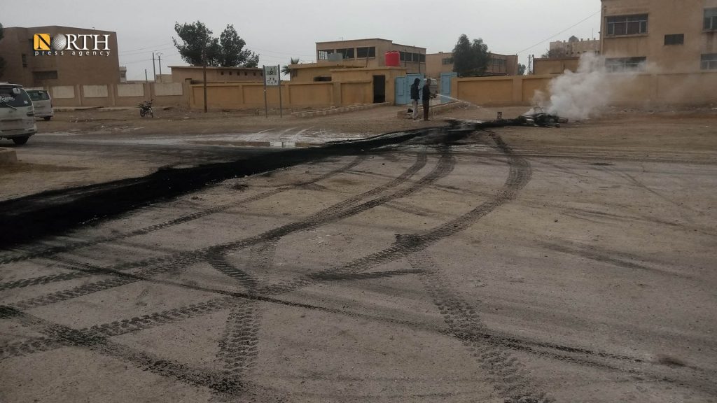 أثار حرق الإطارات أمام بلدية الشعب في الشدادي – نورث برس