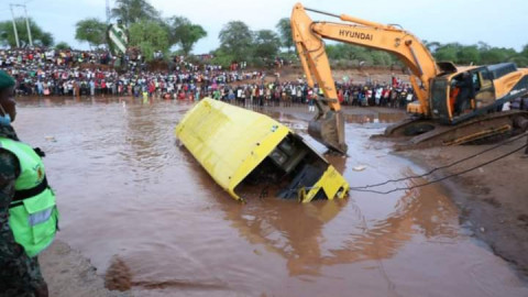 الحافلة التي غرقت في مياه النهر الكيني- إنترنت