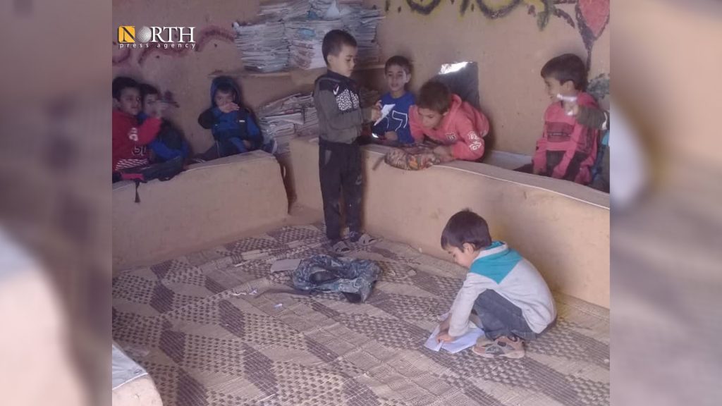 تلاميذ في غرفة طينية تستخدم كمدرسة في مخيم الركبان قرب الحدود السورية الأردنية- نورث برس