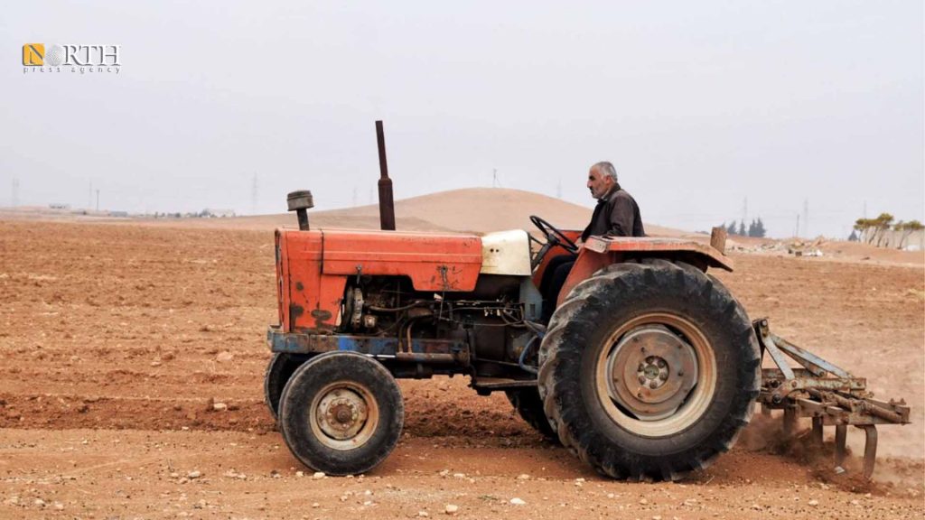 حراثة أرض زراعية في منطقة تل بلاط في ريف حلب الشرقي- نورث برس