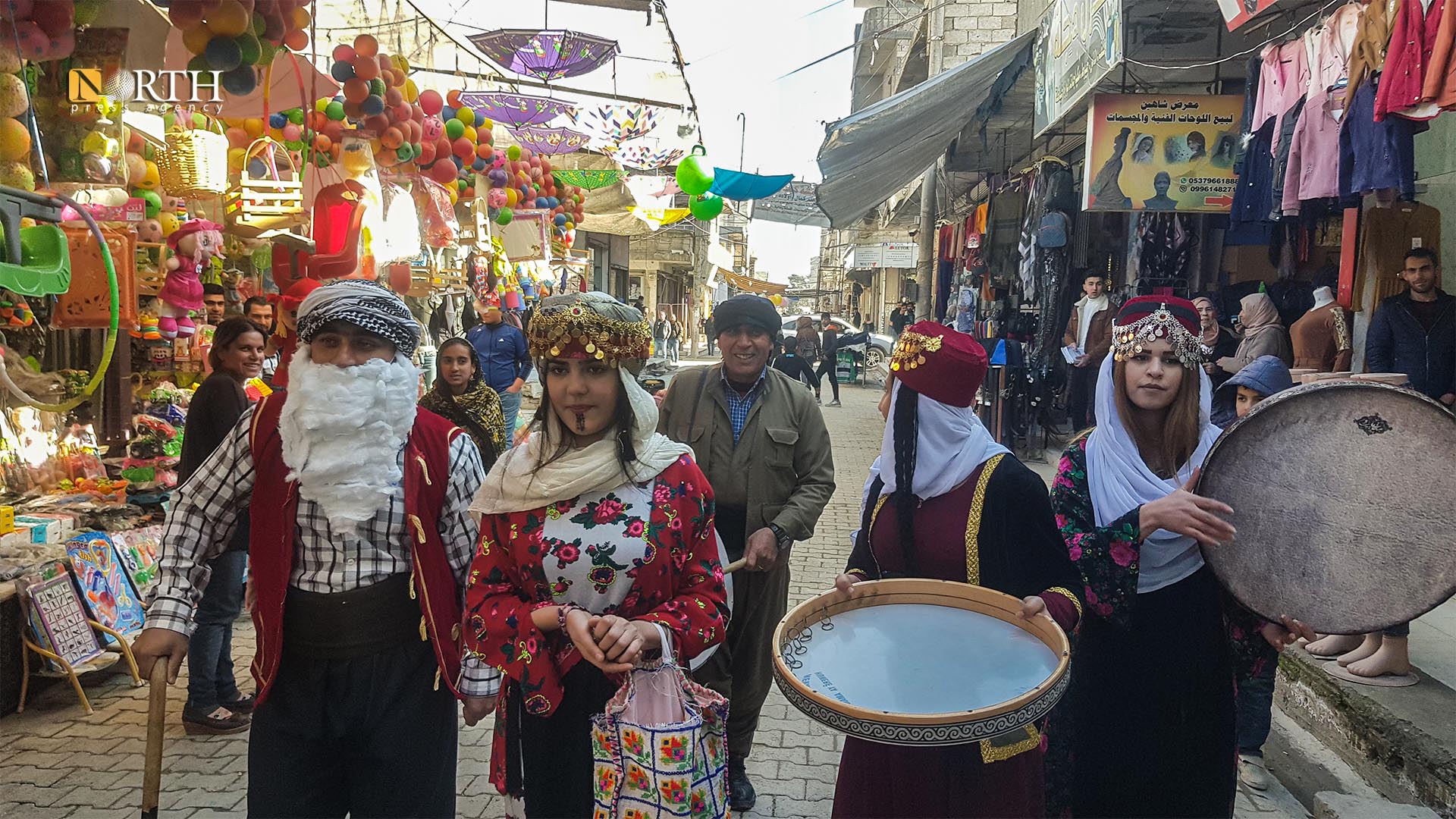 سكان في كوباني يحيون معايدة رأس السنة في المدينة - نورث برس