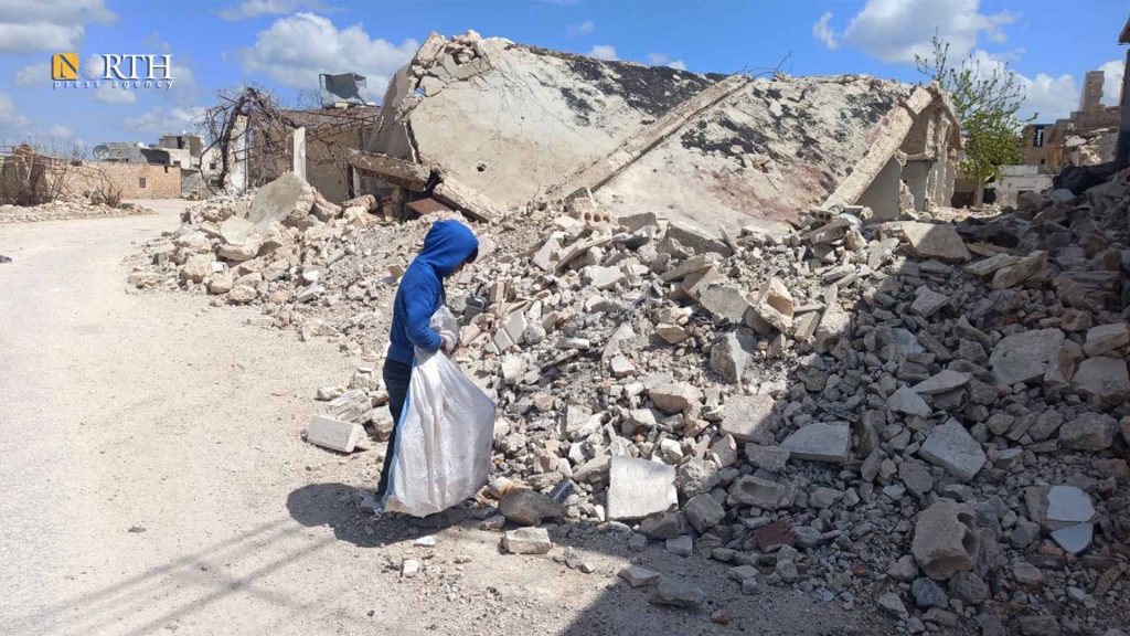 طفل يجمع الخردة بين ركام منزل مدمر في إدلب- نورث برس
